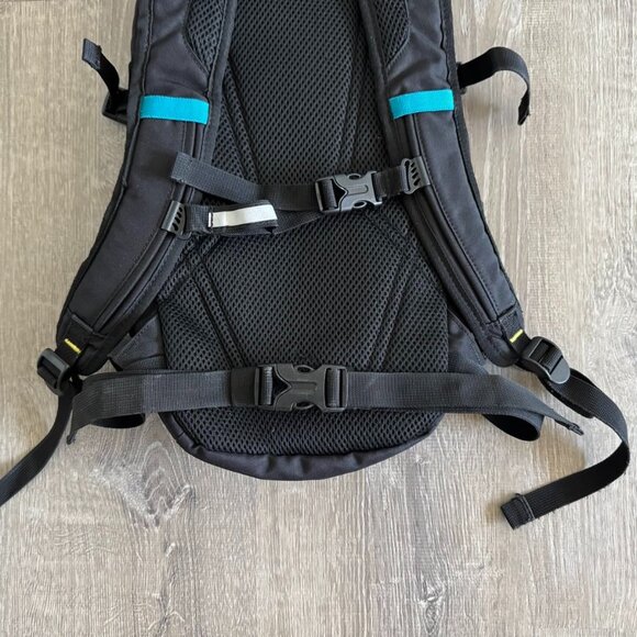 Sierra Designs Hiking Day Pack with 2 Liter Hydration Pouch - Picture 3 of 16